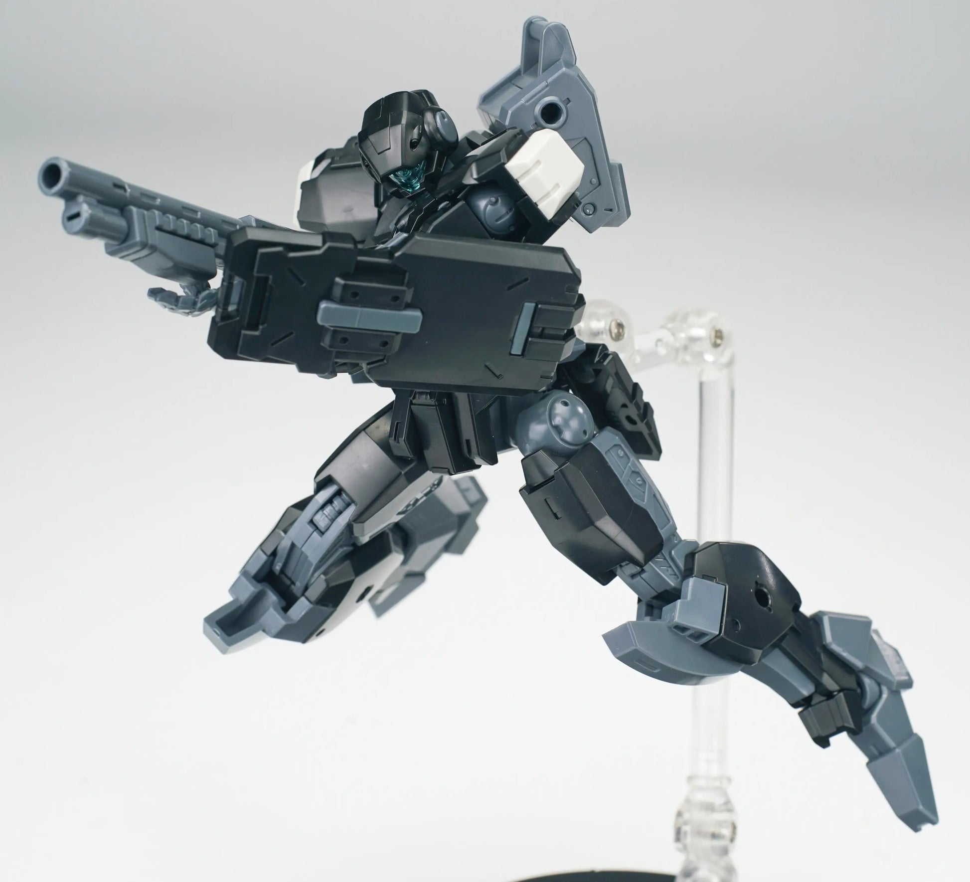 SHL57113 Sheik Mainland 1/144 Ultra Action Trooper V-gilante (Black) Model Kit 6976567571137