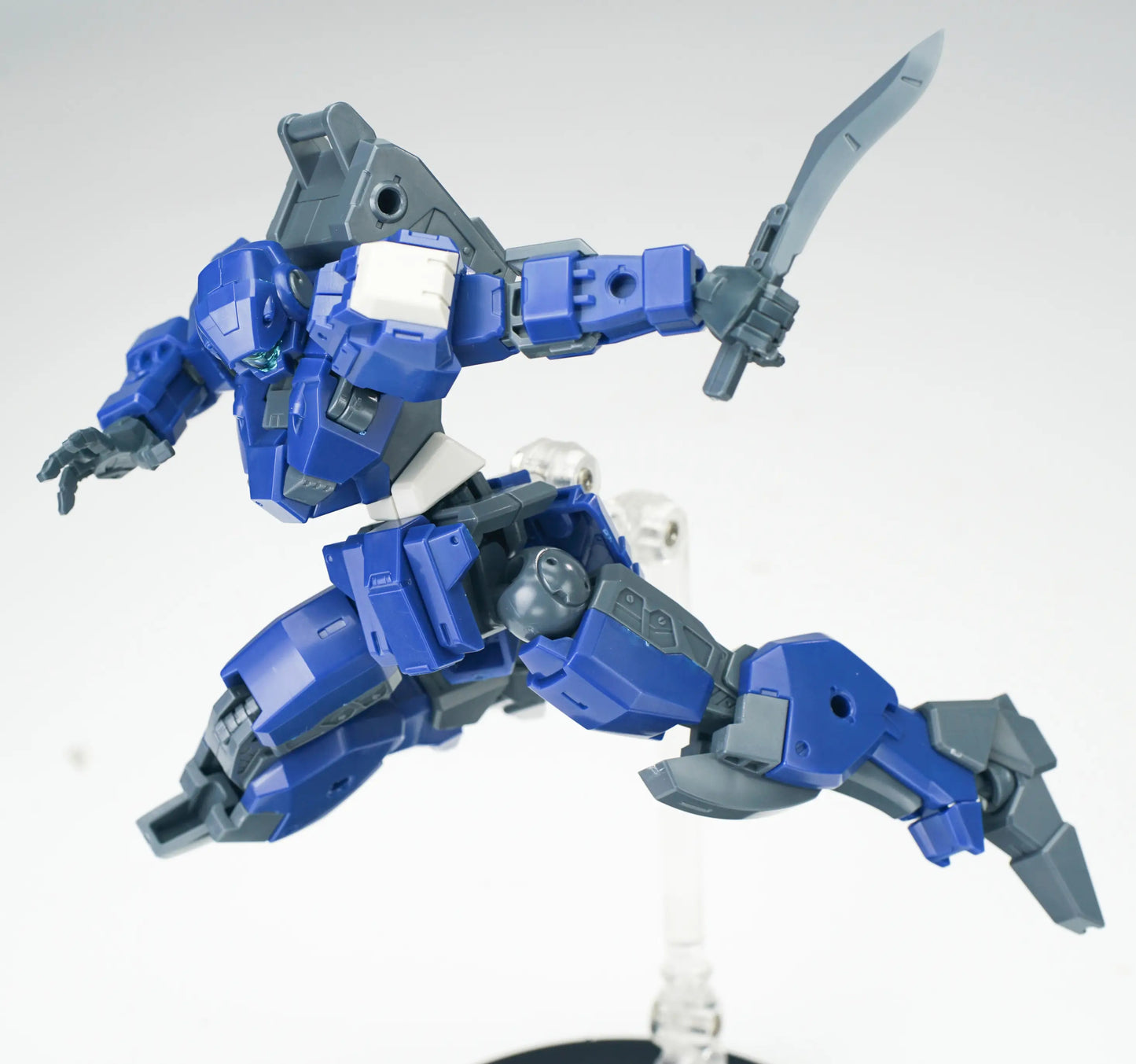 Sheik Mainland 1/144 Ultra Action Trooper V-gilante (Blue) Model Kit
