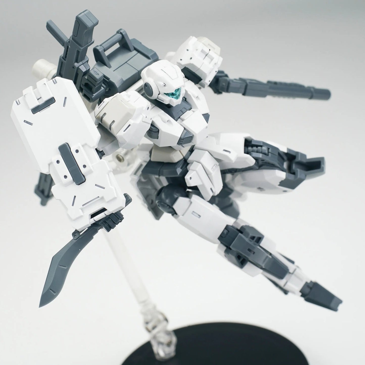 SHL57117 Sheik Mainland 1/144 Ultra Action Trooper V-gilante (White) Model Kit 6976567571175
